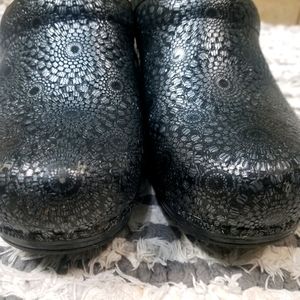 Dansko XP Pro shoes, Euro 37, Medallion